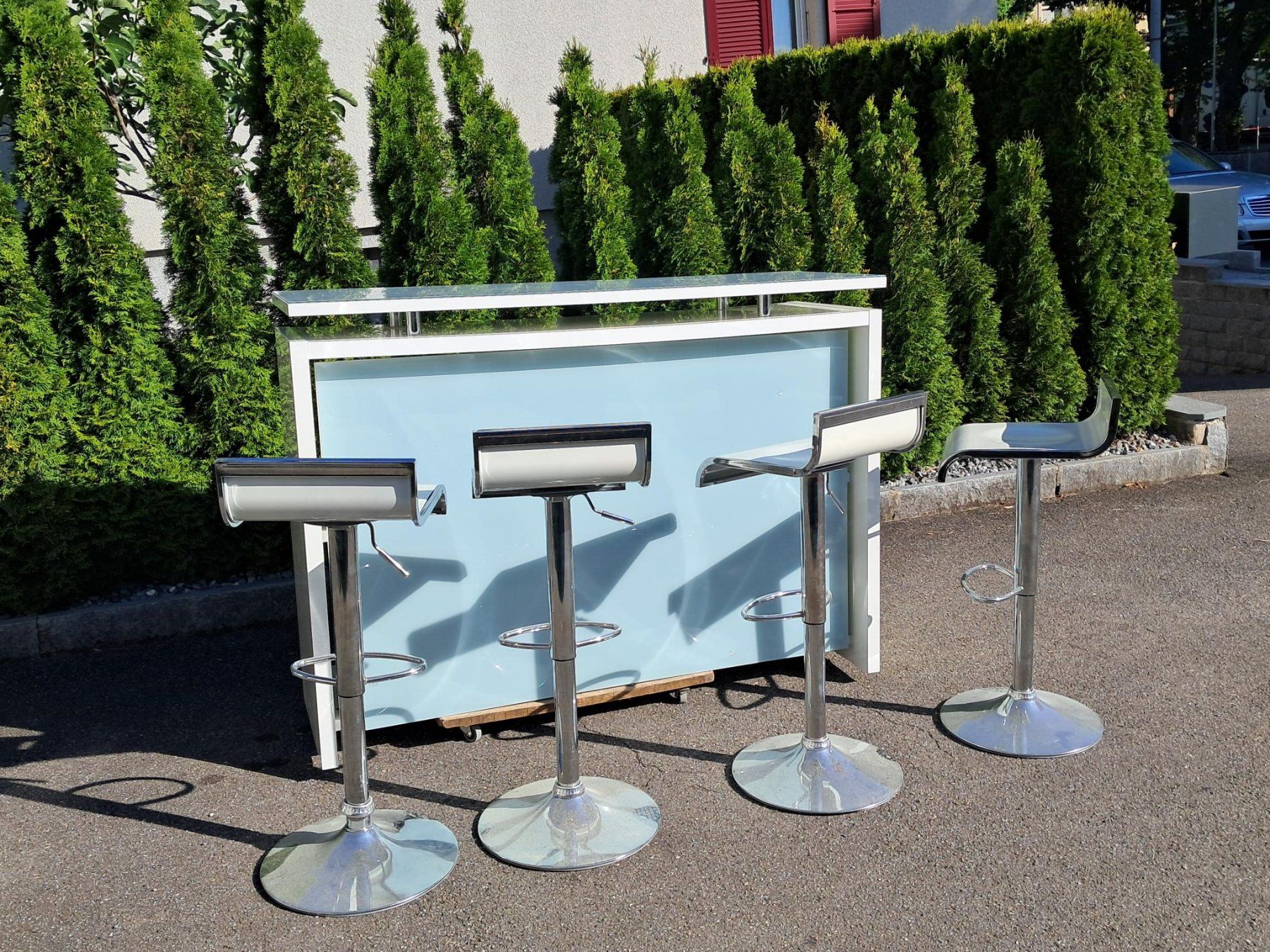 Ladenausstattungen & Messebau: Bar mit vier Barhockern – Gebraucht aus Olten von UA20 1