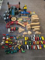Grosses BRIO Holzeisenbahn Set mit Zügen, Häusern etc