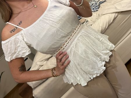 Top weiss Off-Shoulder mit Spitzenbund - Grösse S