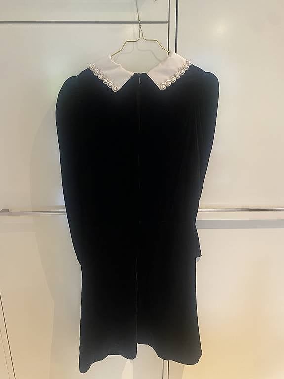 Vestiti: Sandro Samtkleid mit abnehmbarem Kragen 36/38 – Usato da Rorschach venduto da Lauraq12