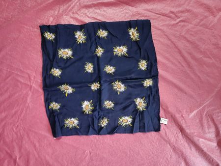 Carré en soie Distler motif fleurs bleu marine