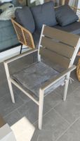 Vier neuwertige stapelbare Gartenstühle