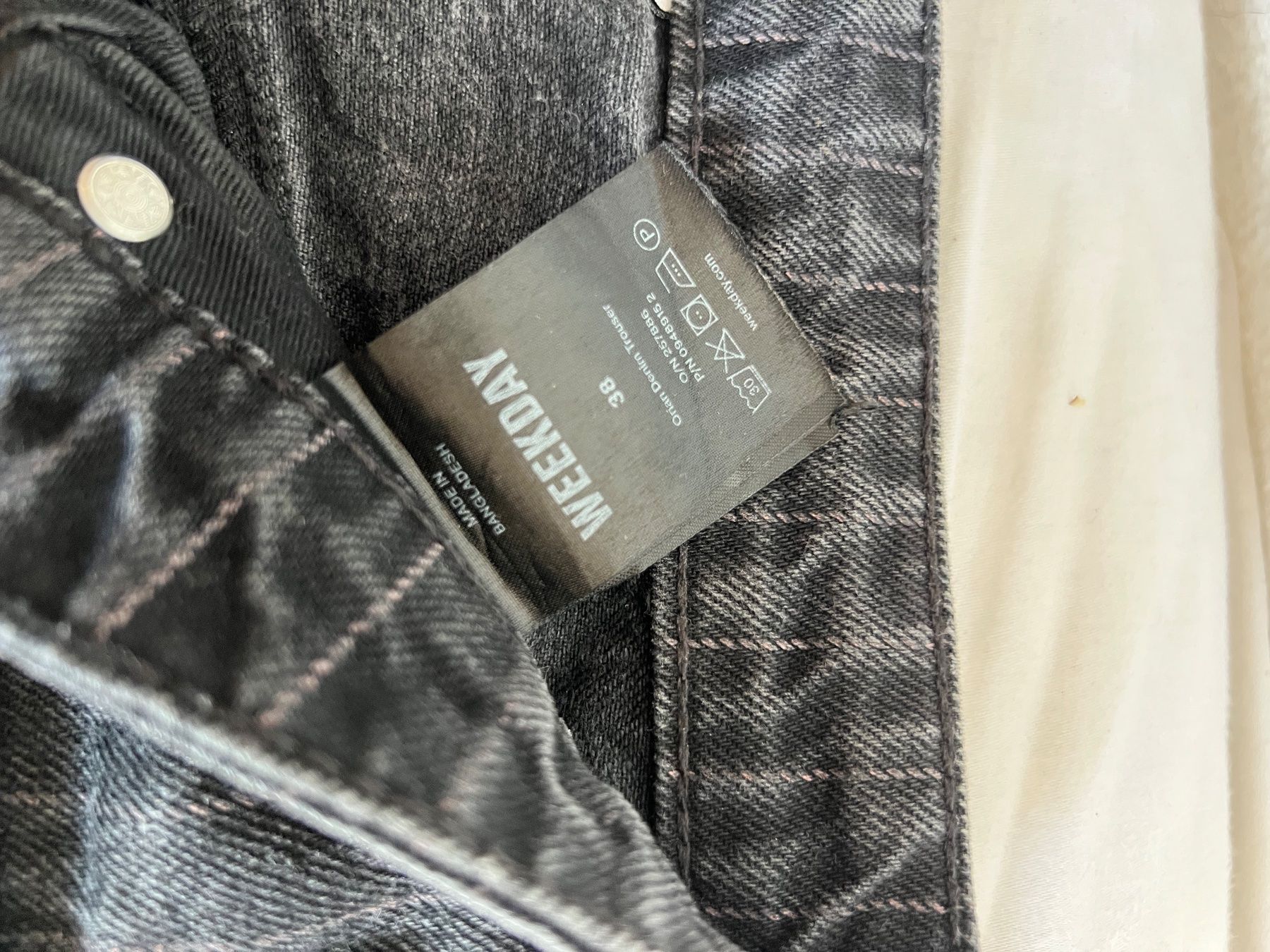 Weekday Jeans: Jeans Weekday gris à rayures taille 38 – Usato da Le Grand-Saconnex venduto da sol_jqk7 2