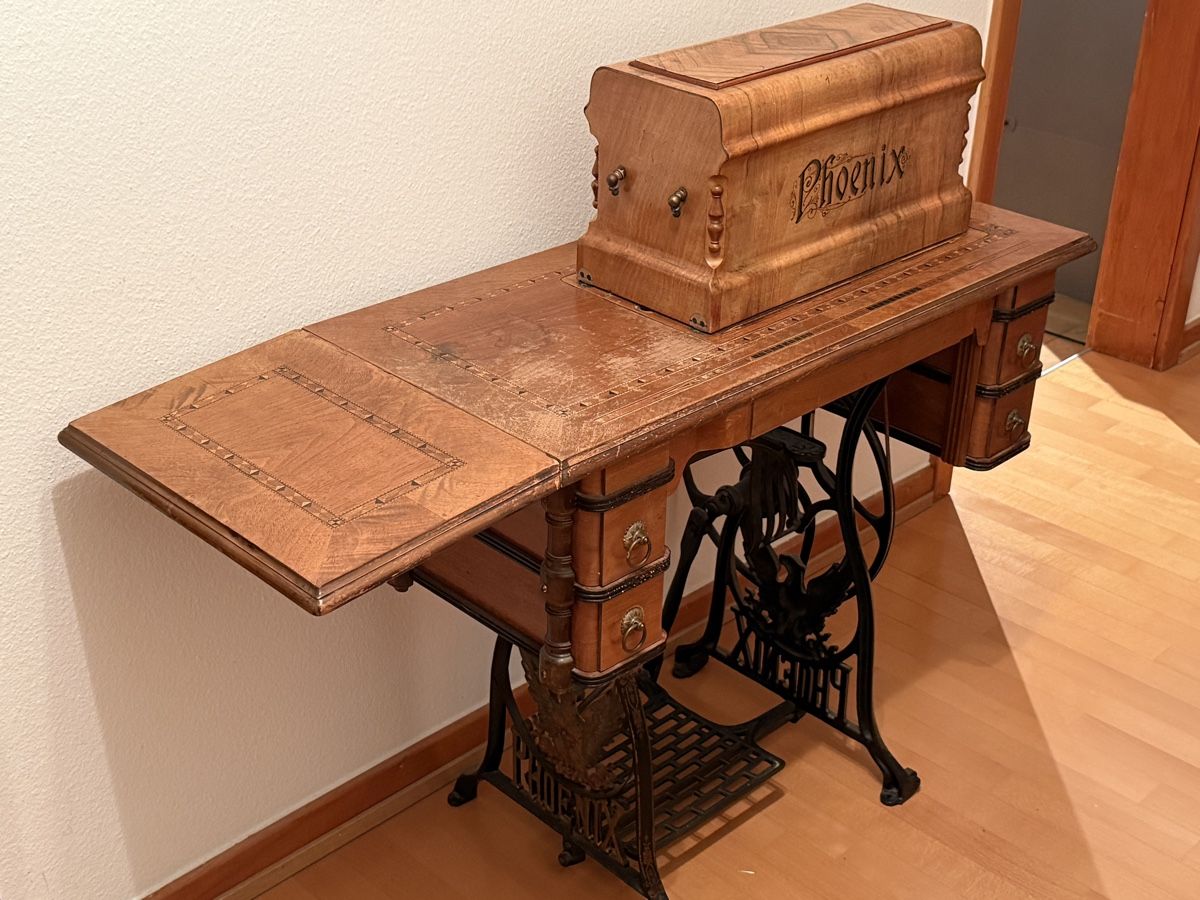 Phoenix Nähmaschinen: Nähmaschine Phönix, Antik. Gut erhalten. – Gebraucht aus Allschwil von bianco2750 2