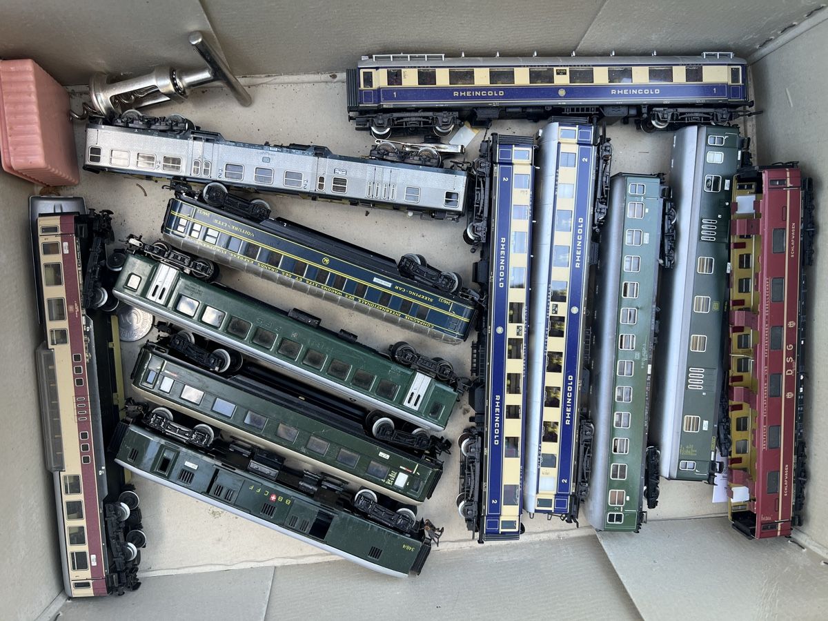 Märklin Modellini di ferrovie: 22 Modelleisenbahn Waggons diverse – Usato da Dittingen venduto da Bellevista