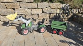 Trettraktor mit Anhänger