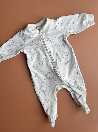 H&M Baby Pyjama weiß mit blauen Sternen Gr. 62 / 2-4 Monate