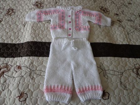BABYSET IN WEISS UND ROSA GEHÄKELT