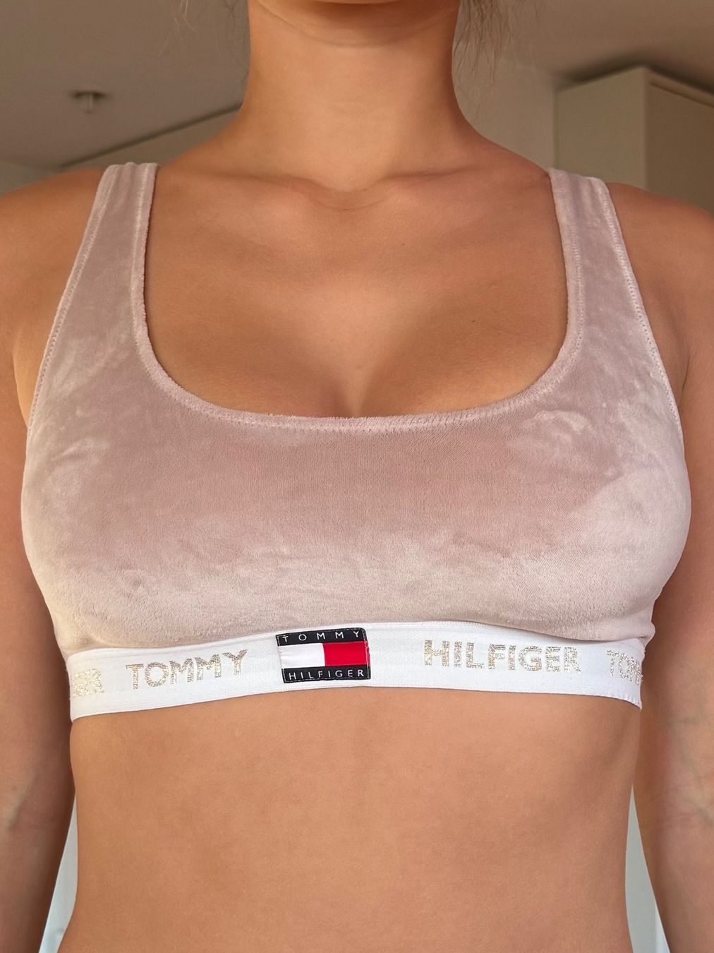 Tommy Hilfiger Top: Beige velvet top from Tommy Hilfiger – Nuovo (secondo la descrizione) da Zürich venduto da eli_t8nw