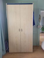 Kleiderschrank und dazugehörendes  Regal