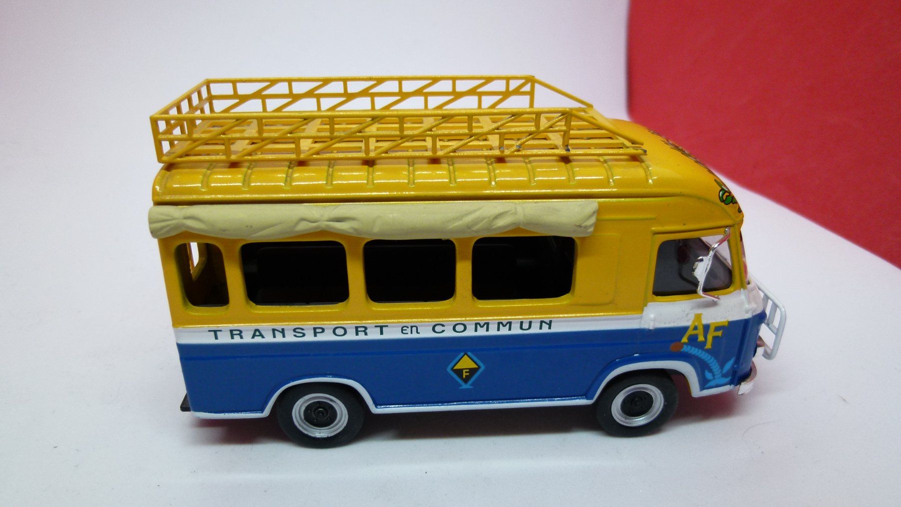 Renault Modellini d'auto: Renault  "Saviem" - Bus "Arabien oder" ?? - top Rarität – Usato da Reiden venduto da Aston2 1