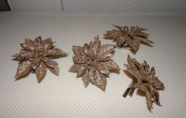 Quatre fleurs décoratives dorées sur pince