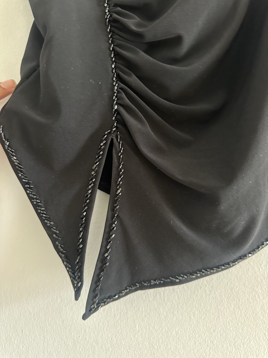 Tops: Top noir asymétrique  – D'occasion à Yverdon-les-Bains par Laureetlargent 1