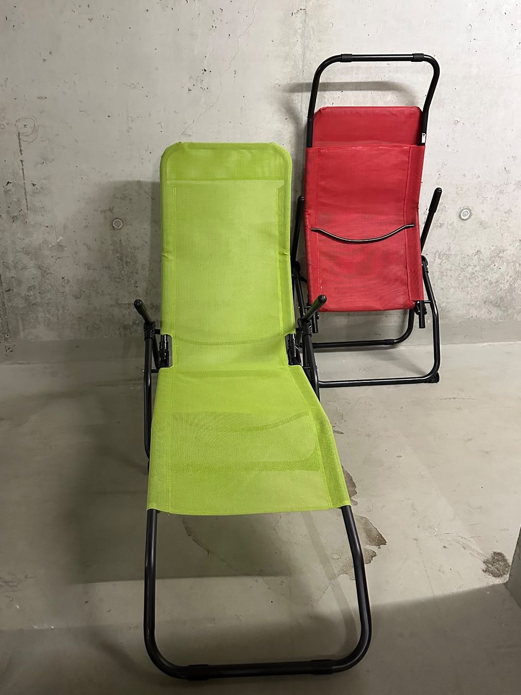 Liegen & Liegestühle: 2 Liegestühle (rot & grün) – Gebraucht aus Glattpark(Opfikon) von AydenM