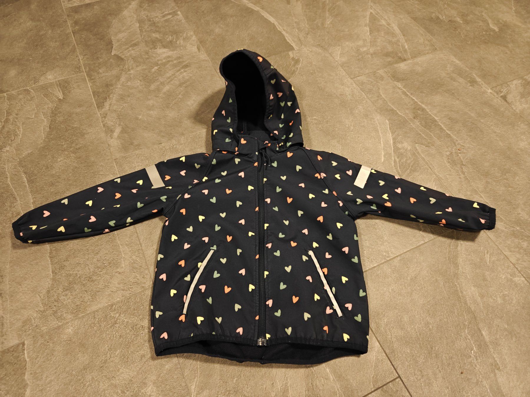 H&M Giacche & Cappotti: H&M Softshell Jacke mit Herz Muster, Grösse 104 – Usato da Fraubrunnen venduto da Asihi