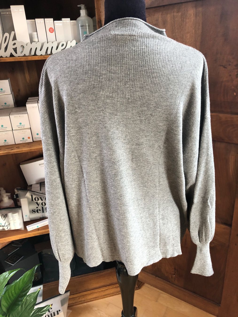 Pullover & Sweatshirts: Damen Pullover gerippt grau Stehkragen – Gebraucht aus Arlesheim von leyRum4.5 5