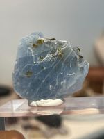 Angelit-Rohstein, vermutlich mit grüner Turmalin-Verwachsung