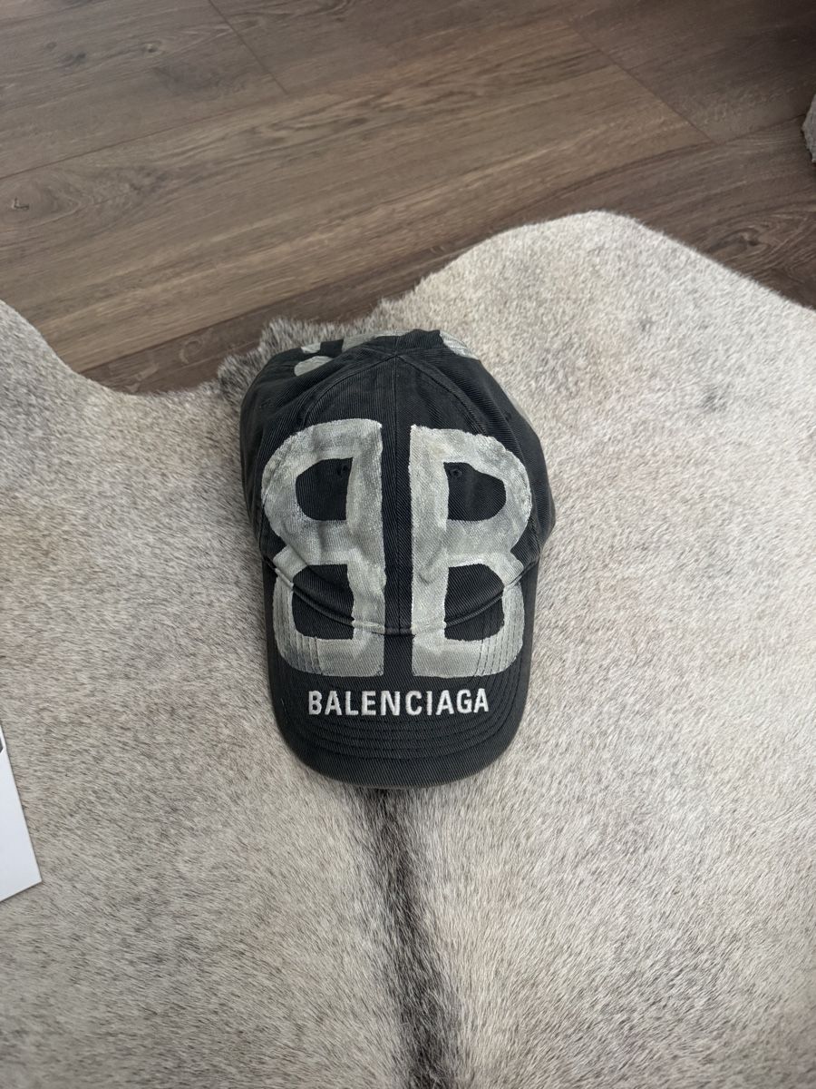 Copricapi, berretti & cappellini: Balenciaga BB sprayed cap – Usato da Stetten AG venduto da senijadb