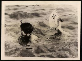 Fotografie Atlantic, Japanerin hält F
