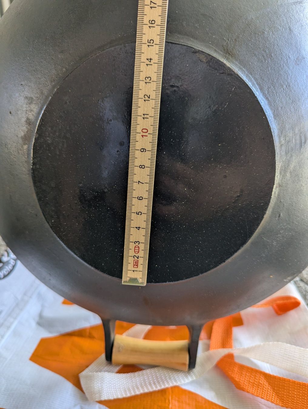 Padelle: Wok aus Gusseisen mit Deckel - Eingebrannt – Usato da Balsthal venduto da dr.monkey 4