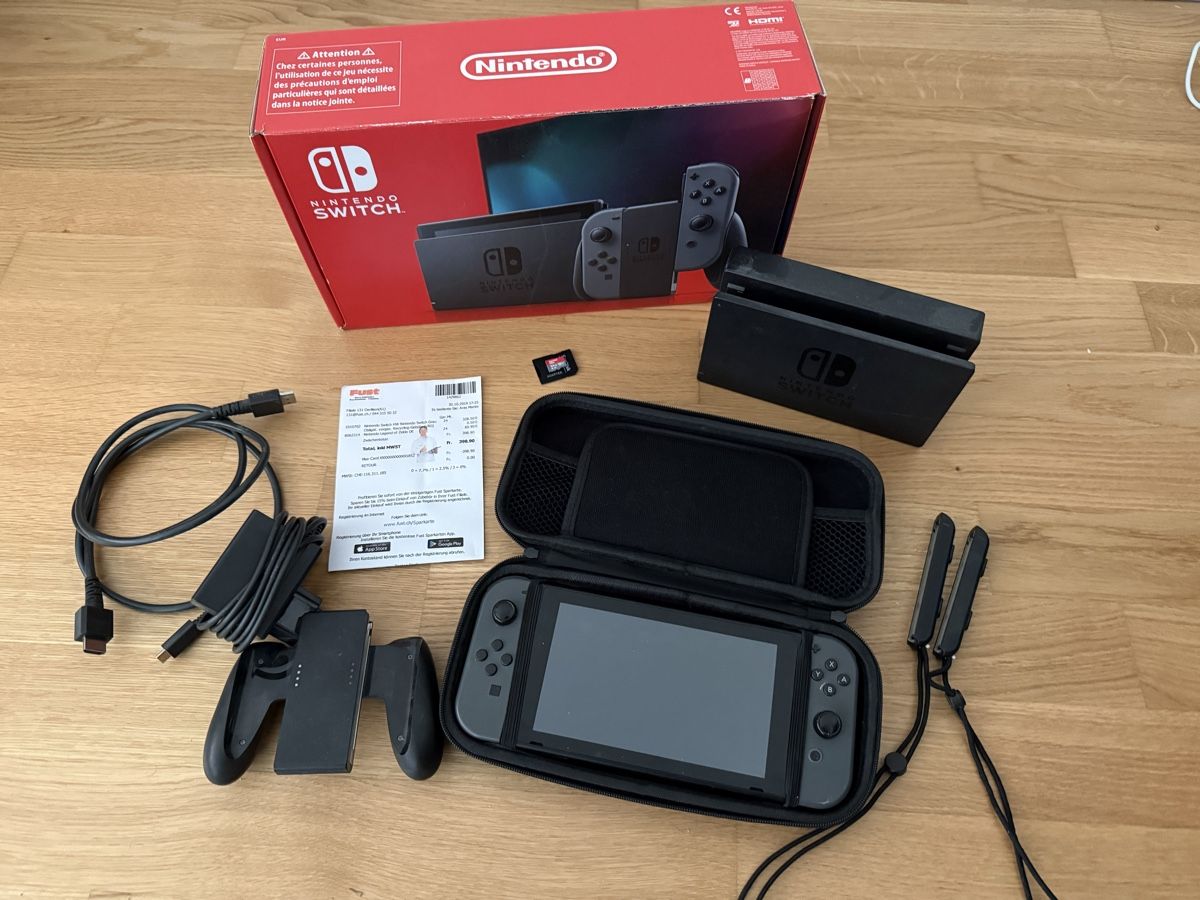 Nintendo Konsolen: Nintendo Switch V1, including compatible SD card. – Gebraucht aus Zürich von pui_k