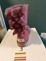 UGG Stiefel mit Schleifen lila Wildleder guter Zustand