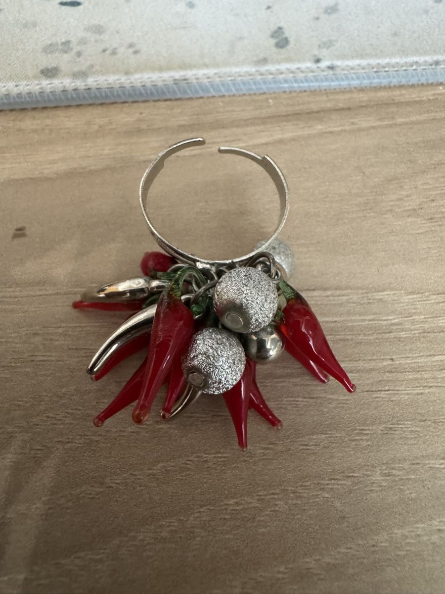 Anelli: Anello con peperoncini rossi e perline usato – Usato da Viganello venduto da BlackPanda0003 1