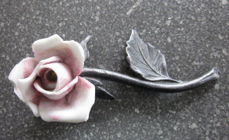 Alle Dekorationen: Keramik Rose mit Metallstiel 10 cm lang – Gebraucht aus Bischofszell von Pfau0