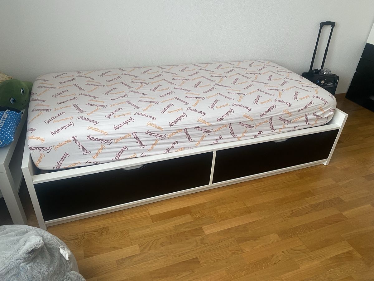 Letti: Bequemes Einzelbett mit Schubladen, Matratze – Usato da Samstagern venduto da mini22