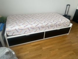Wie neu: Bequemes Einzelbett mit Schubladen, Matratze