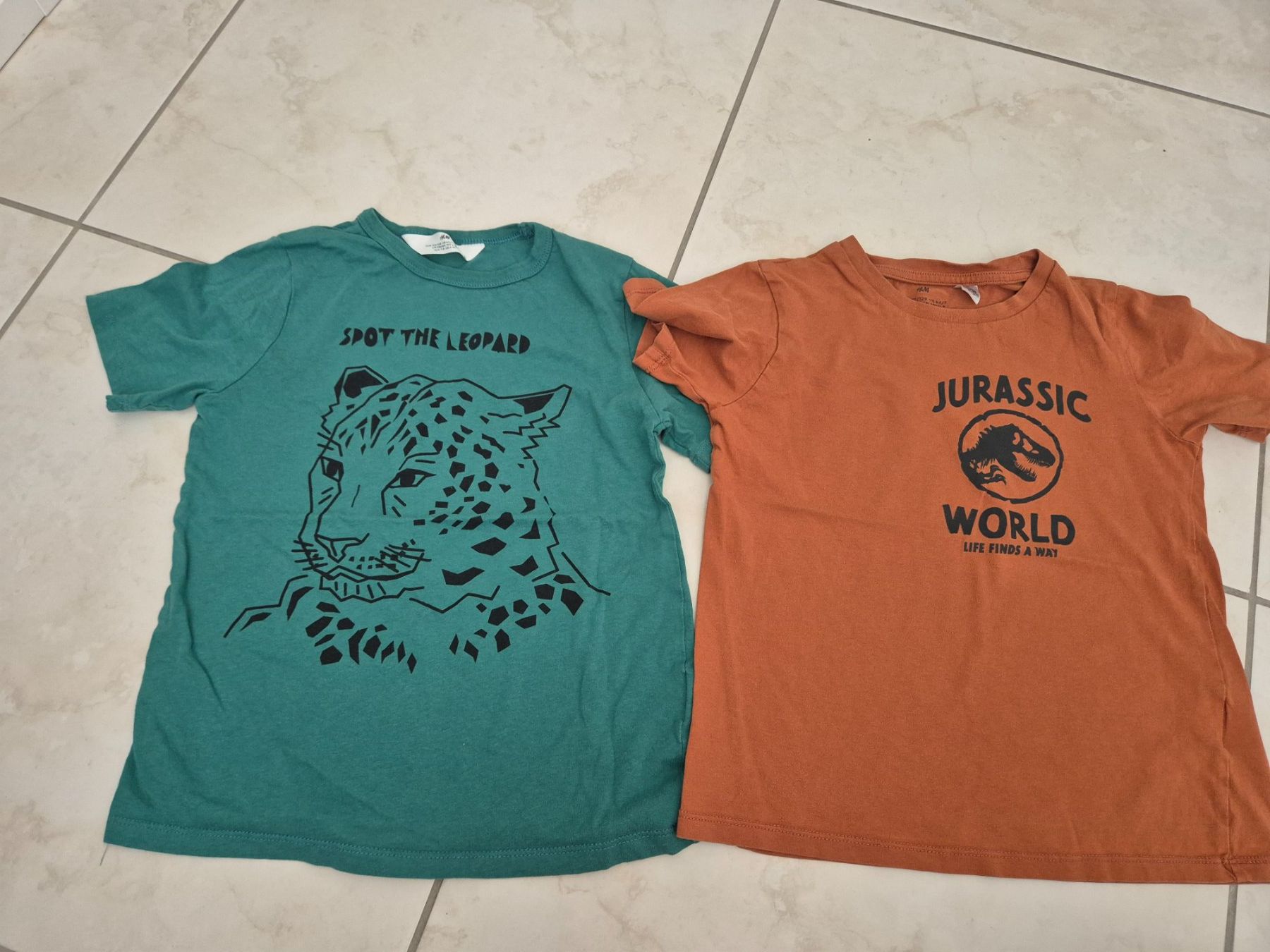 H&M Camicie, T-shirt & Polo: 2 Kinder T-Shirts H&M 122/128 – Usato da Pfäffikon SZ venduto da Ka6ka