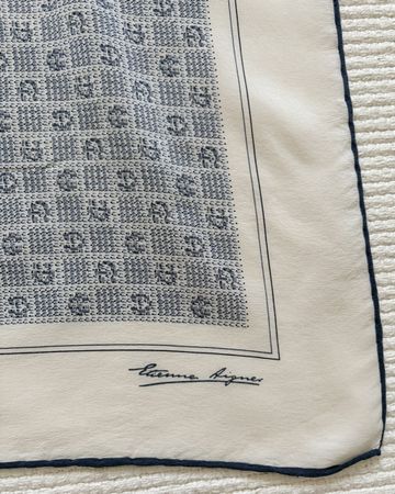 Seidentuch Etienne Aigner Logo Muster beige blau 