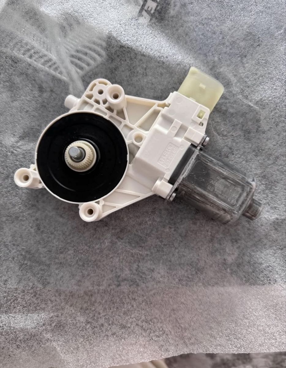 BMW Tutti pezzi di ricambio auto: BMW f33 Fensterhebermotor – Nuovo e nell'imballaggio originale da Bassersdorf venduto da Arben.05 1