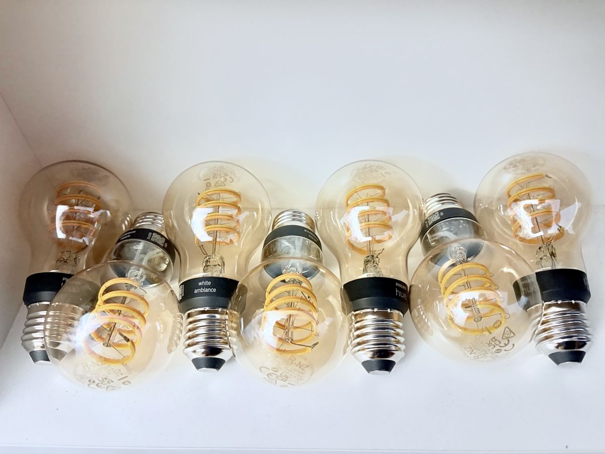 Philips Lampade: 7 Philips Hue E27 Filament Lampen + Lichstschalter – Usato da Rheinfelden venduto da Dermatix