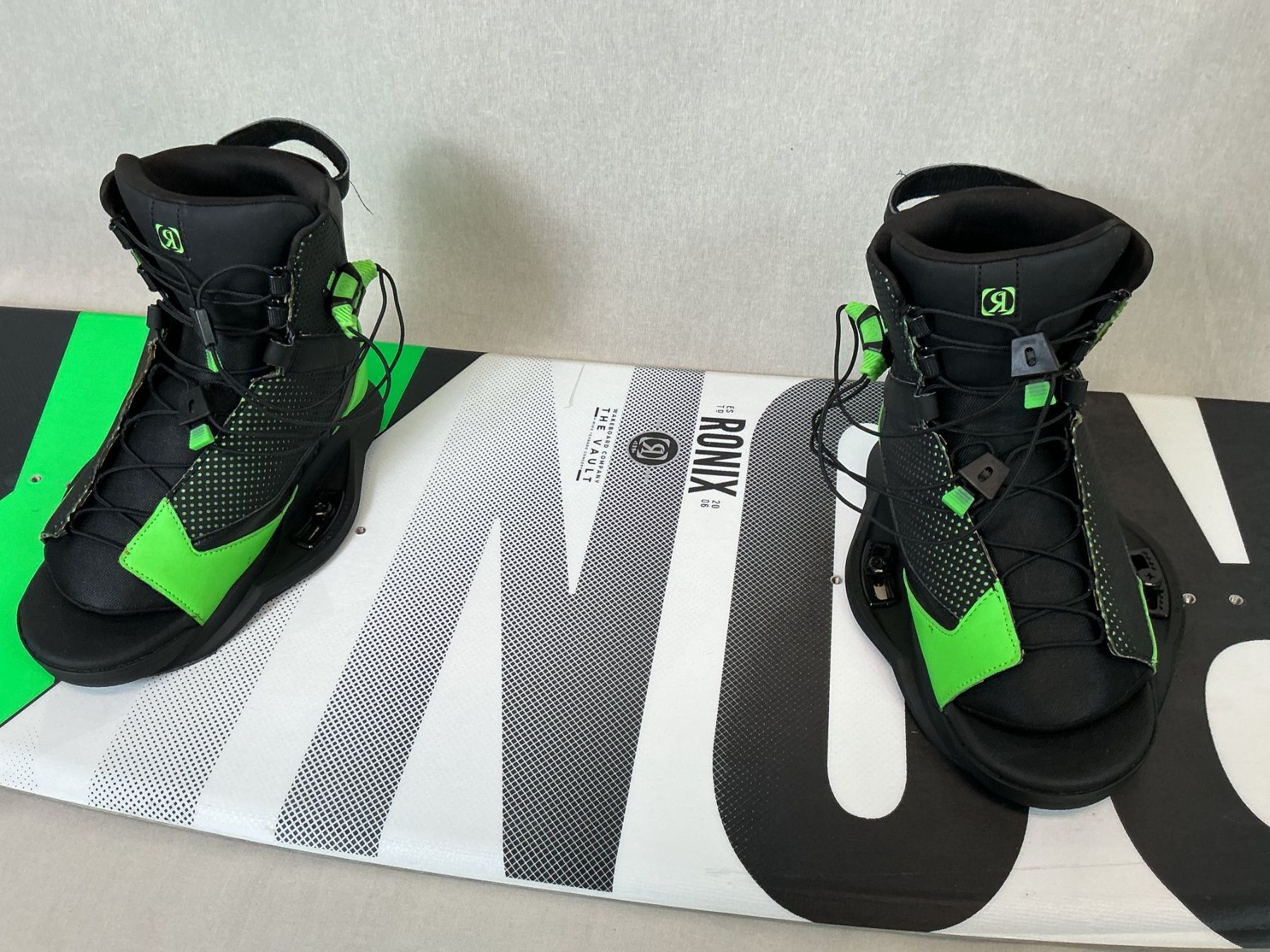 Ronix Tavole da surf e di nuoto: RONIX Wakeboard the Vault 140 cm Gr. 40 - 45.5 – Usato da Richterswil venduto da Restwert_Richterswil 3