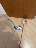 Steckenpferd und Batteriebetriebene Katze