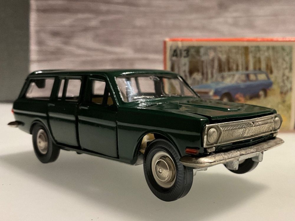 Miniature Volga GAZ 24 Break 1:43 - Taxi Aéroport Follow Me Aeroflot - URSS Saratov 1980