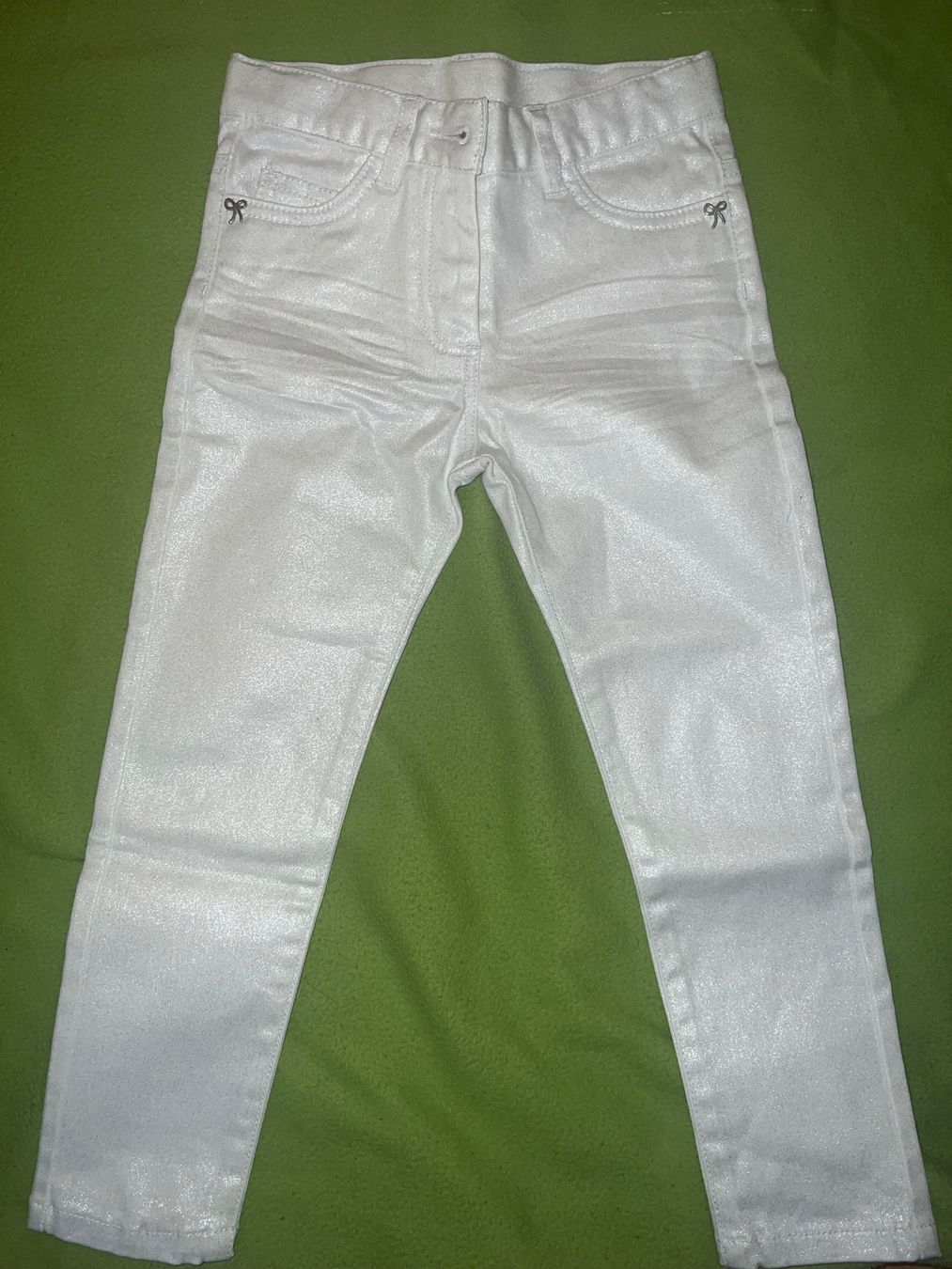 Pantaloni: Boboli Mädchen Hose Glitzer Weiss, Gr. 104 – Nuovo (secondo la descrizione) da Stetten AG venduto da Niki_74