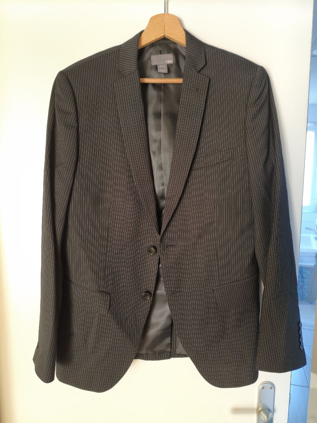 H&M Completi: H&M Herrenanzug Gr. 46, Schwarz Gestreift – Usato da Eglisau venduto da bom_z87g