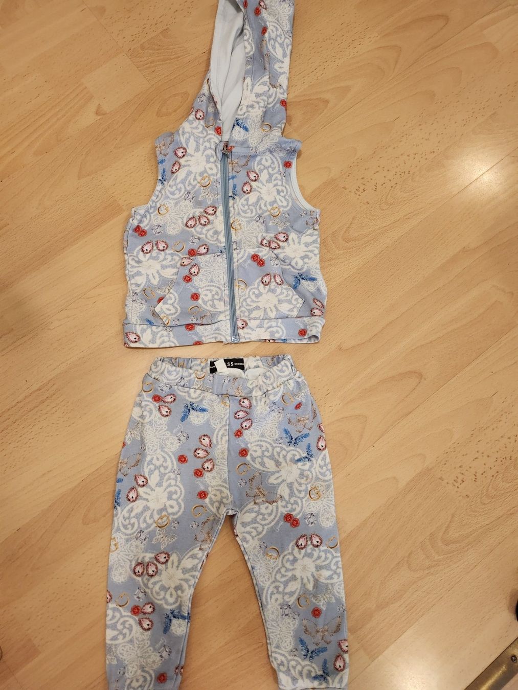 Guess Lotti & Set di vestiti: Guess Kleiderset 80 – Usato da Kefikon TG venduto da Livline