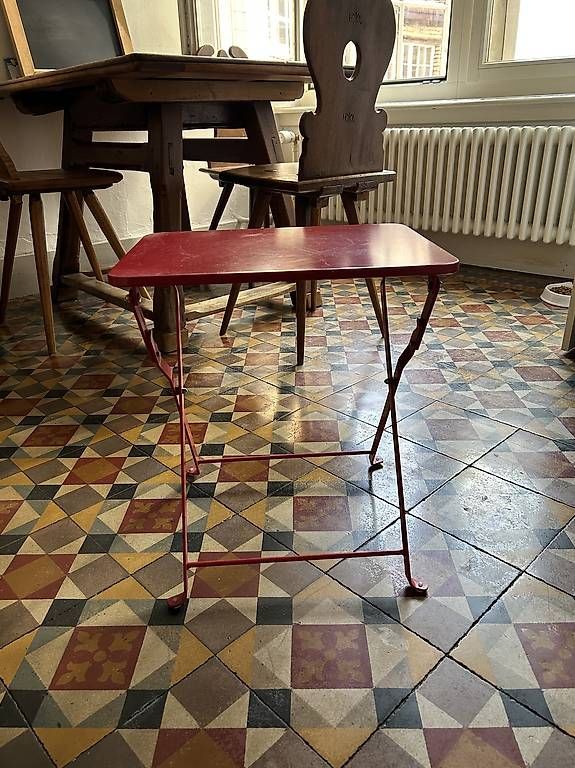 Tische: Kleiner roter Tisch – Gebraucht aus Winterthur von jen_6bzw 1
