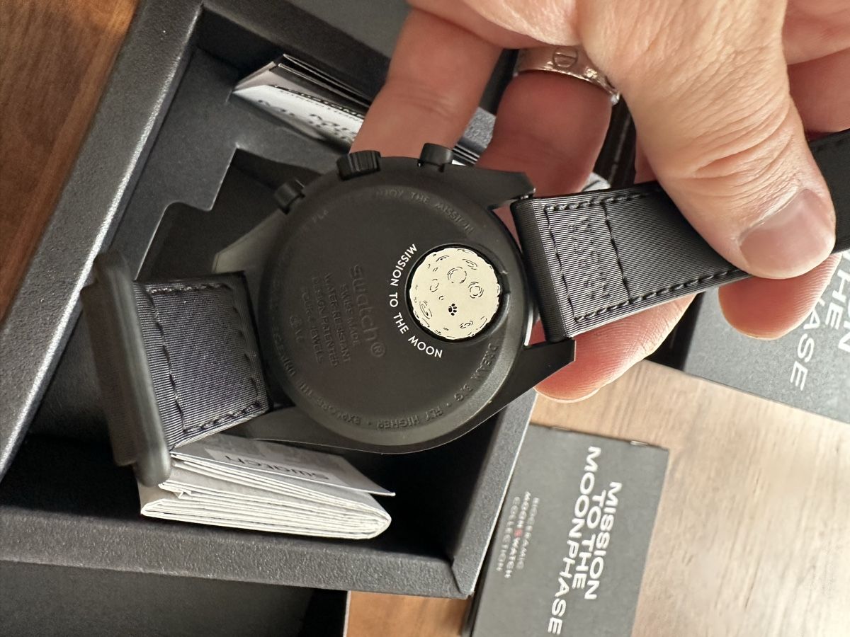 Swatch Bracciali & Braccialetti: Swatch x Omega Moonswatch Black Snoopy Speedmaster – Nuovo e nell'imballaggio originale da Biel/Bienne venduto da Inulux.ch 1