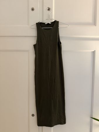 Olivegrünes eng anliegendes Kleid in S/M