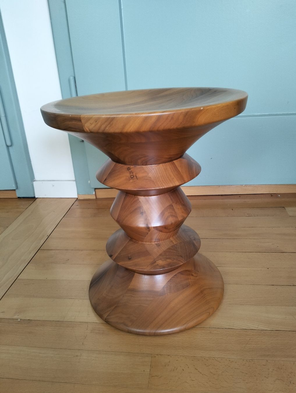 Vitra Sgabelli: Original Vitra Eames Stool  Nussbaumholz Hocker – Usato da Wil SG venduto da die-wohnung 2