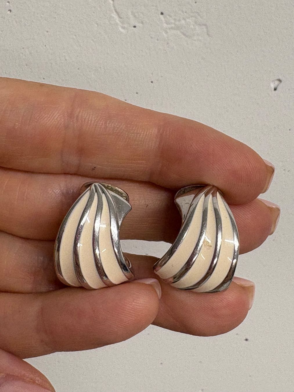 Pierre Lang Orecchini pendenti & Orecchini a lobo: Pierre Lang Ohrclips creme silber – Usato da Regensdorf venduto da secondchancefashion 1