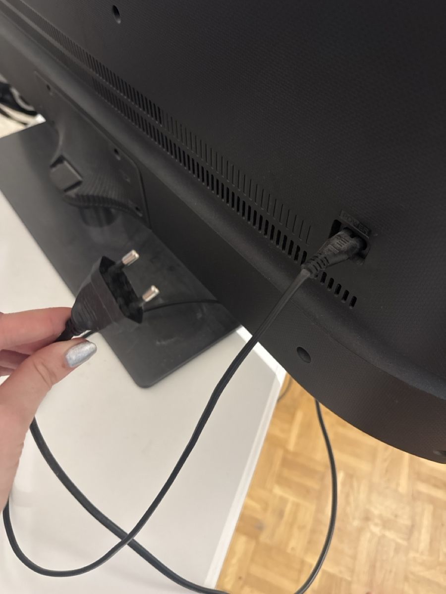 Samsung Fernseher: Samsung TV mit USB und HDMI Anschlüssen – Gebraucht aus Zürich von bertagutowski24 3