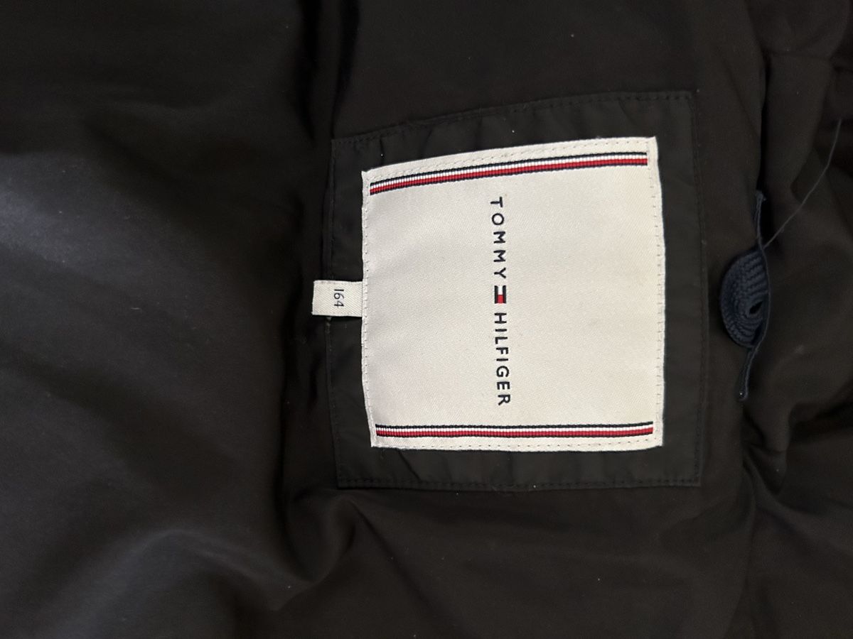 Tommy Hilfiger Giacche: Tommy Hilfiger black jacket with removable sleeves – Nuovo (secondo la descrizione) da Biel/Bienne venduto da zit_v5yc 7