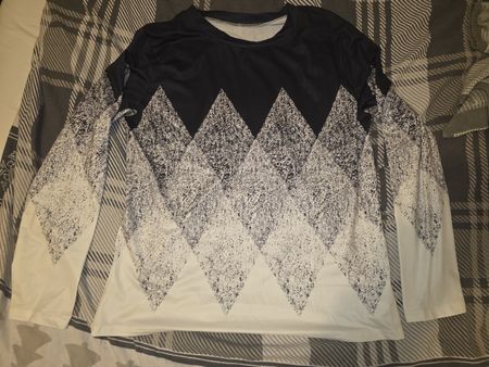 Cooles Langarmshirt mit Muster, Grösse L, Top Zustand!