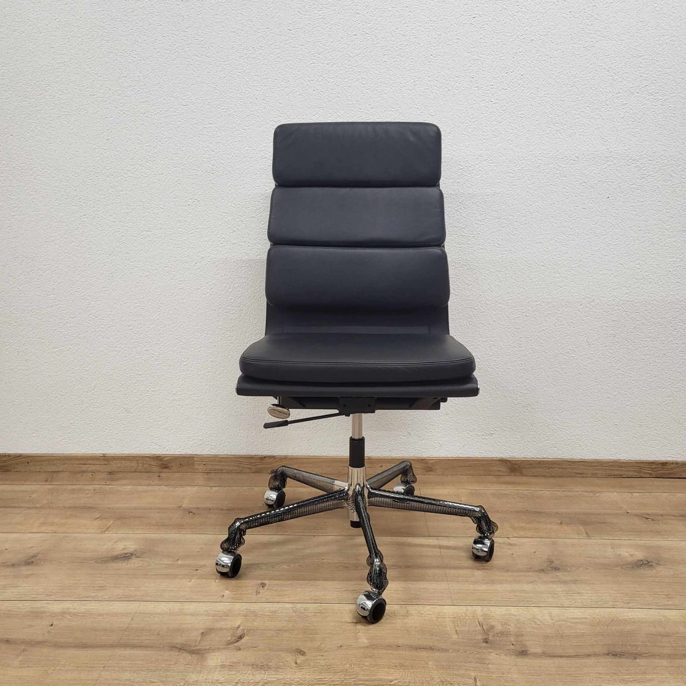 Vitra Stühle: Vitra EA 219 Soft Pad Schwarz – Neu (gemäss Beschreibung) aus Oberurnen von SH2025 5