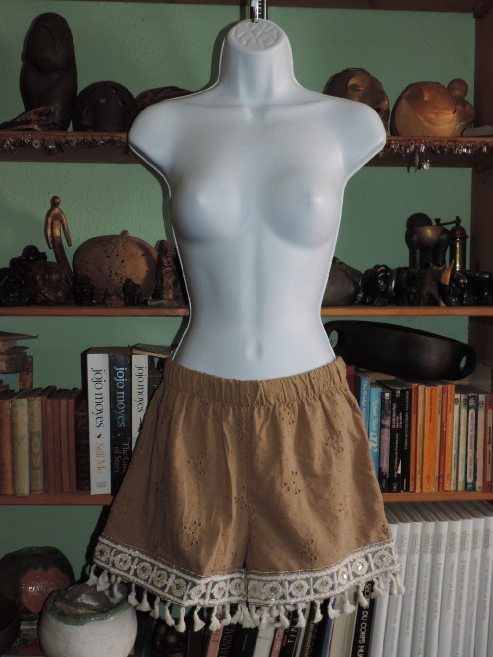 Pantalons: short beige avec dorure – D'occasion à Genève par Axelle333